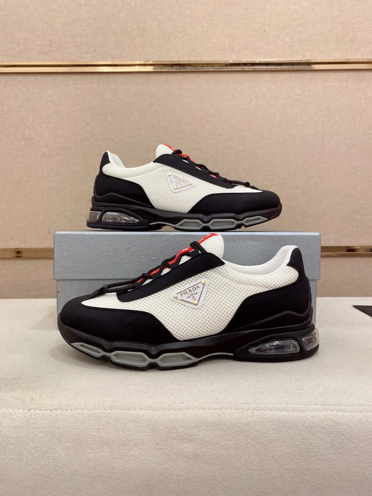 Factory price 660💰 ✔️✔️✔️High version High-quality new PRADA (Prada) counters are on the market at the same time, new men's shoes, 😘fabrics imported first-layer cowhide and mesh fabrics, purely handmade. Lining: Full cowhide lining. 👍🏿 High-end ☄️ air-cushion molded anti-slip rubber outsole, exquisite lines, simple and elegant, comfortable and high-end for leisure travel. Code number: 38 to 45